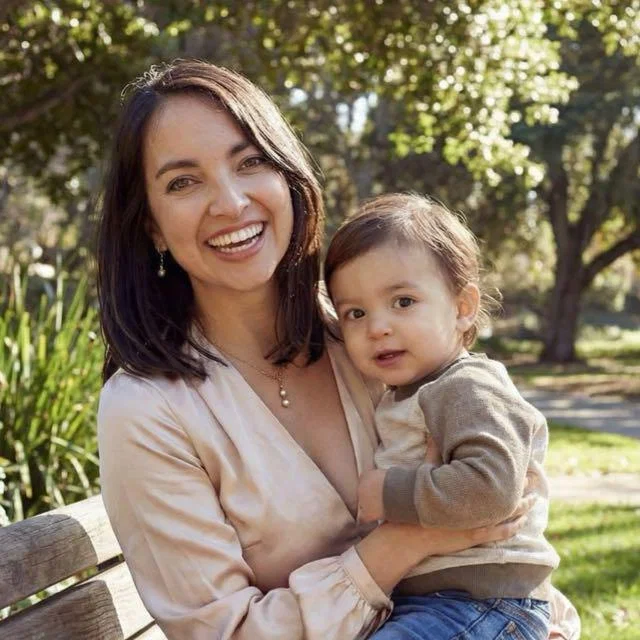 Lucía, creadora de Meriendas Felices, con su hijo